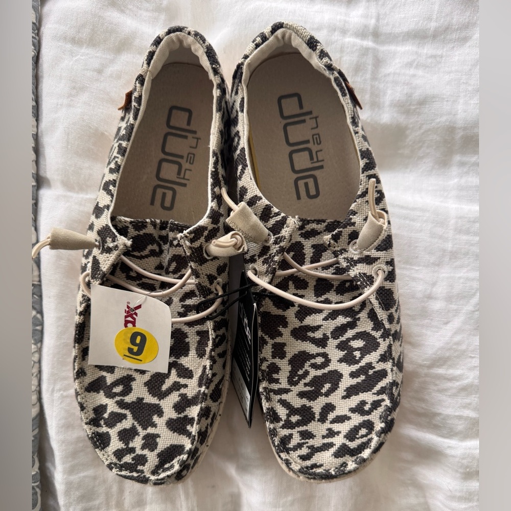 Hey Dude Women’s Wendy Grey Cheetah slip on shoes Size 9 - Picture 2 of 6